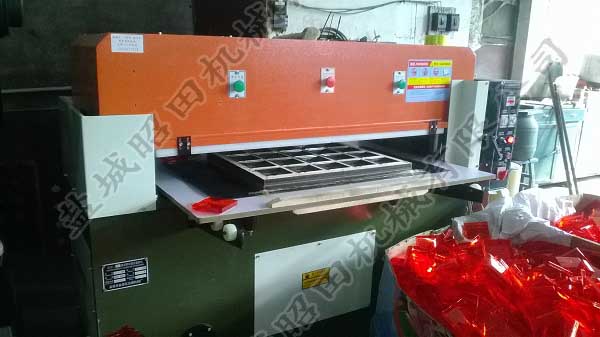 30吨自动平衡精密四柱裁断机左前面图片